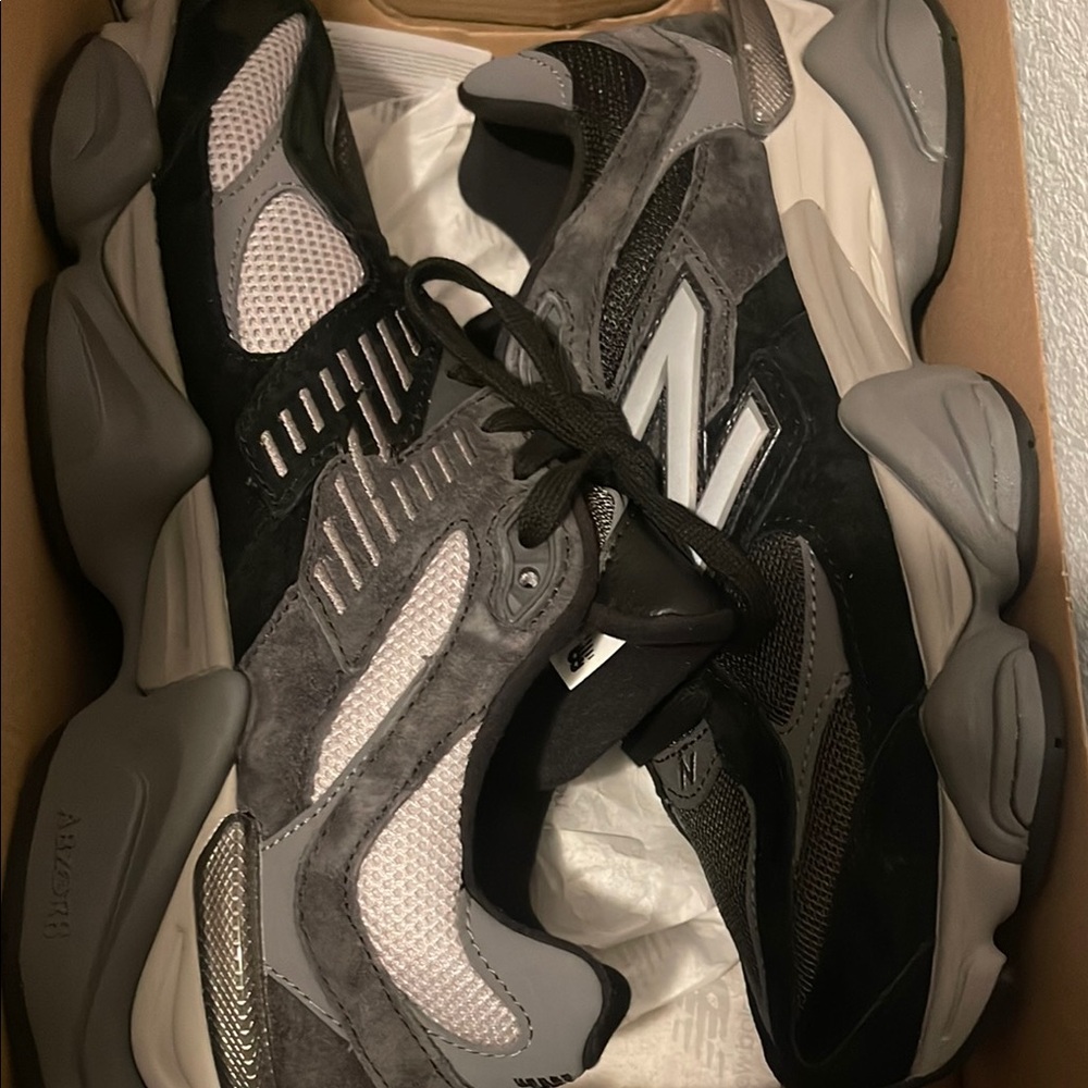 New Balance Men's Gray and Black Sneakers 9060